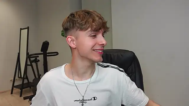 Seks show uživo modela Damien_Dallas na kameri