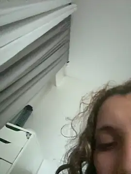 חדר צ'אט בשידור חי של Reine_Sabrina