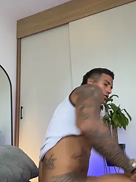 Seks show uživo modela JhonDenis na kameri