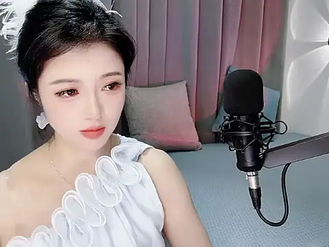 Momo-Wow Adlı Modelin Canlı Sohbet Odası