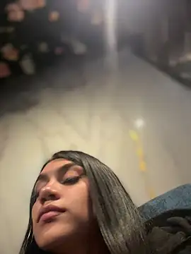 Nicolle_Quiintero's Live Chat Room
