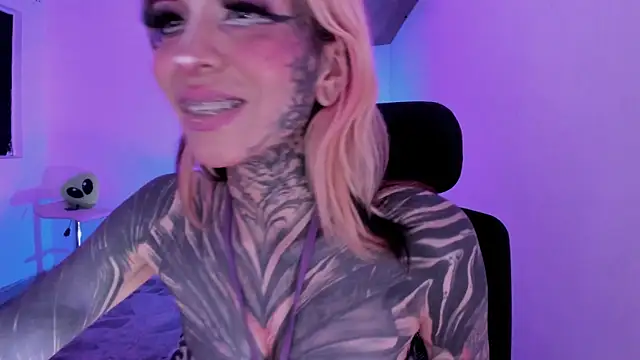 חדר צ'אט בשידור חי של Nickidoll66_