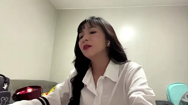 ห้องแชทสดของ JulianaLusardi