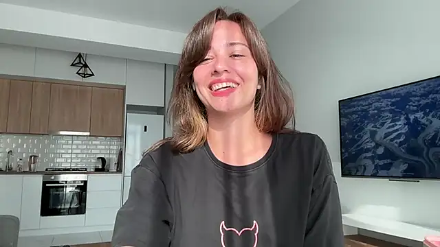 Clara_June Adlı Modelin Canlı Sohbet Odası