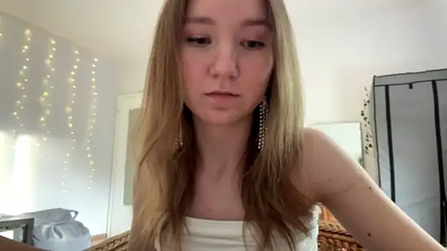 smalllisa Adlı Modelin Canlı Sohbet Odası