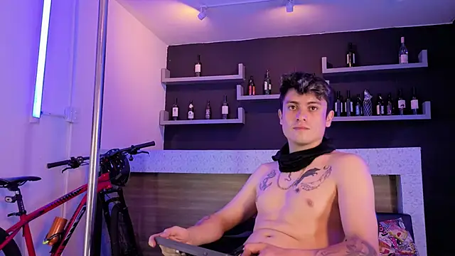 Seks show uživo modela angel_still_ na kameri