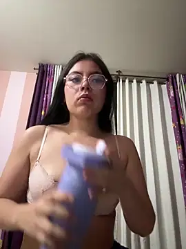 makii_30 Adlı Modelin Canlı Sohbet Odası