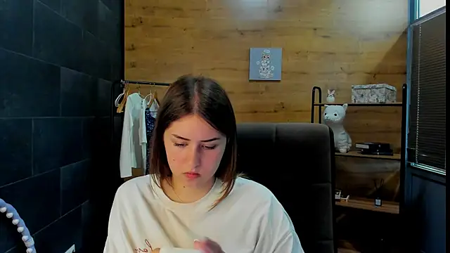 PaulineeJones' Live Chat Room