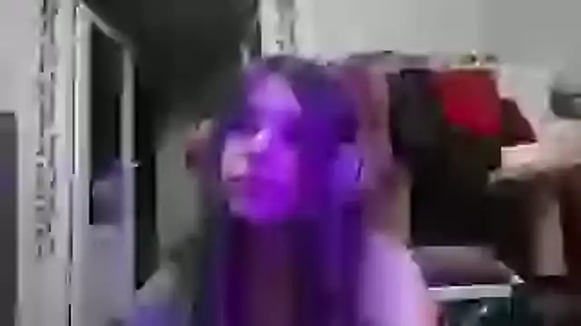 Small_joke Adlı Modelin Canlı Sohbet Odası