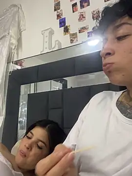 Luisa_ale's Live Chat Room