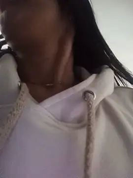 חדר צ'אט בשידור חי של Your_Paris_