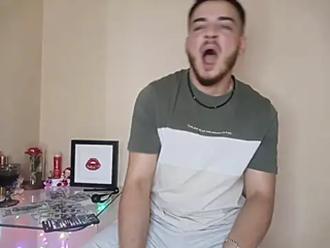 Seks show uživo modela Zevs777s na kameri