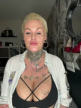 InkedMissLaBaehm's Live Chat Room