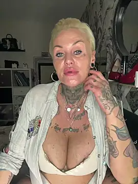 InkedMissLaBaehm's Live Chat Room