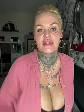 Živá chatovací místnost InkedMissLaBaehm