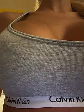 LaraAmosX élő chatszobája