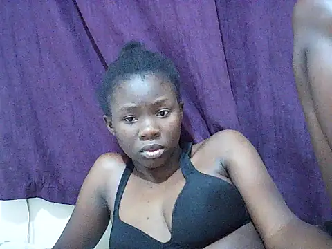 Queen_idd's Live Chat Room