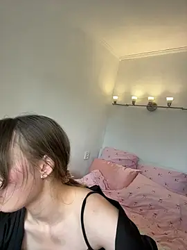 Strawberry_Senpai Adlı Modelin Canlı Sohbet Odası