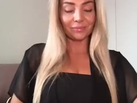 Chloeblond Adlı Modelin Canlı Sohbet Odası