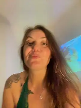 חדר צ'אט בשידור חי של MylaXSecret