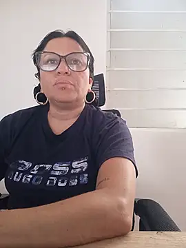 Pokój czatu na żywo – Luna_milf13