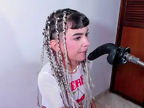 Pokój czatu na żywo – eimy_salome15