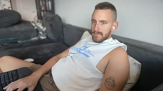 Seks show uživo modela PowerSprayer na kameri