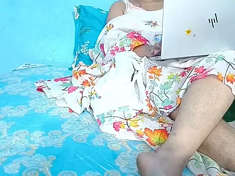 חדר צ'אט בשידור חי של Adhiti_1
