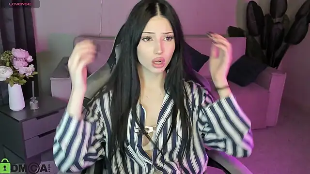 DianaRayyy's Live Chat Room
