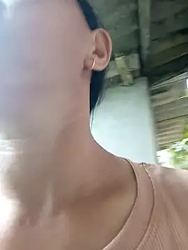 Hala-tia Adlı Modelin Canlı Sohbet Odası