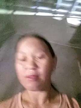 Hala-tia Adlı Modelin Canlı Sohbet Odası