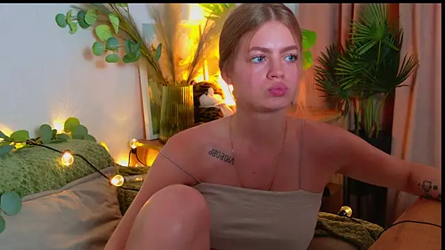 EmillyStarr's Live Chat Room
