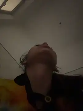 חדר צ'אט בשידור חי של Emmily_Thompsonn