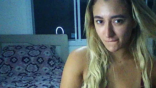 LunaVelvvet Adlı Modelin Canlı Sohbet Odası