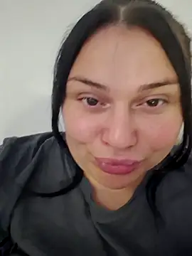 6Alice99's Live Chat Room
