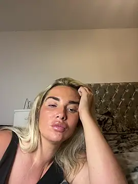 MarnieMilfxox's Live Sex Cam Show