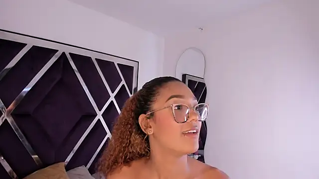 korina_asm – Naživo chatovacia miestnosť