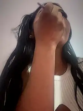 غرفة دردشة ariella_lov المباشرة