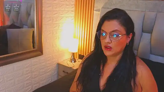 غرفة دردشة AndreinaLopezz المباشرة