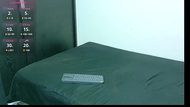 Živá chatovací místnost charlothadams1