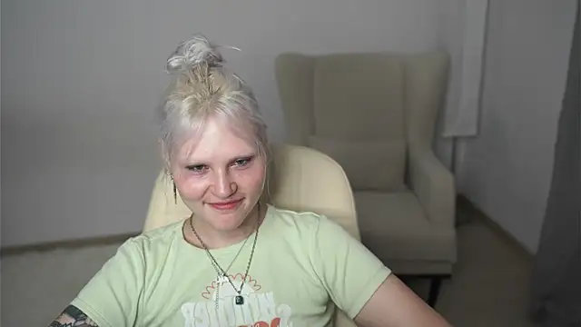 חדר צ'אט בשידור חי של EstherFilteau