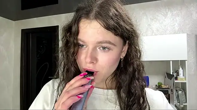 Chat soba uživo modela Nebula_Veratti