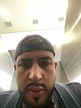 הופעת וובקאם של biglatinomaster