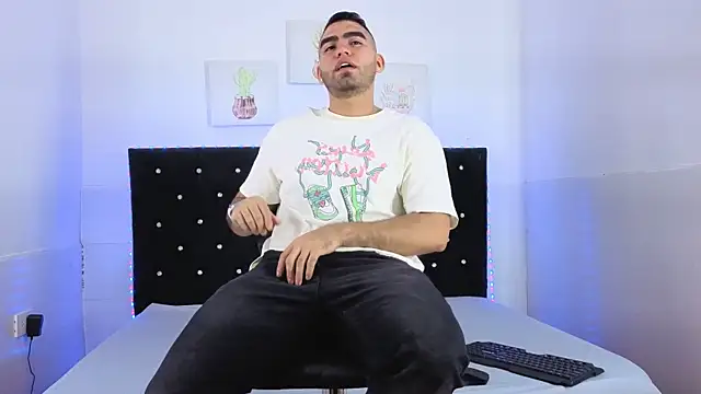 Seks show uživo modela TristanStone3 na kameri