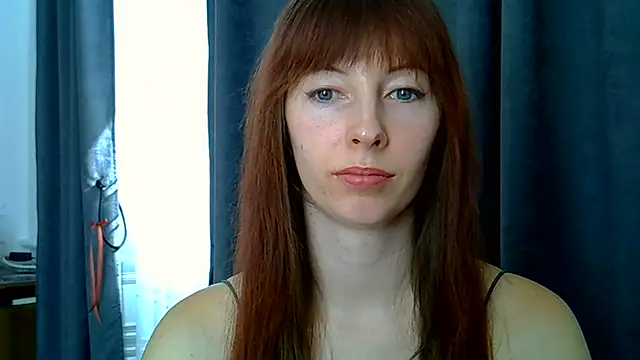 Seks show uživo modela SteviaHotBloom na kameri