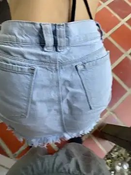 LauryLove Adlı Modelin Canlı Sohbet Odası