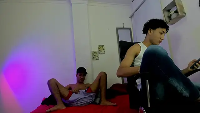 Show modela jeanspooll na web-kameri