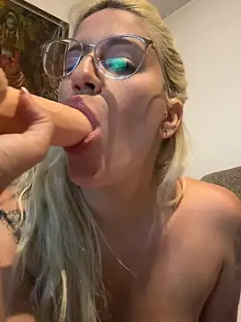 PlayWithUsXO Live chatroom