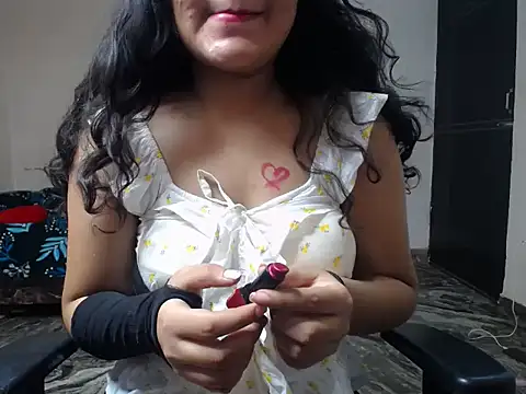 Flirty-apsara Adlı Modelin Canlı Sohbet Odası