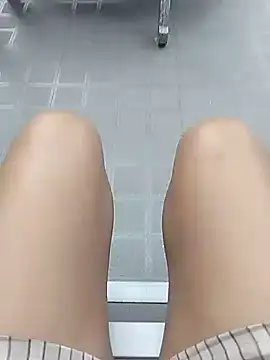 Lina_990 Adlı Modelin Canlı Sohbet Odası